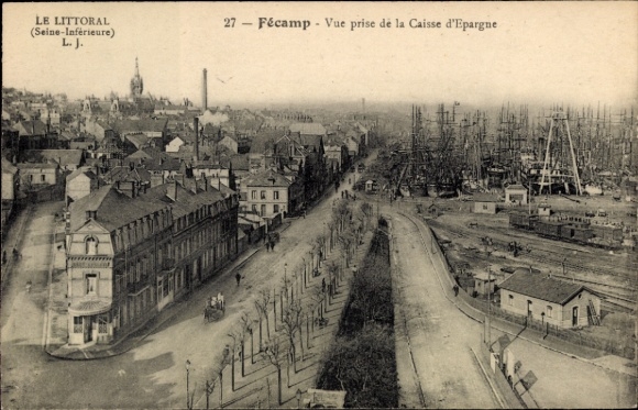 Ak Fécamp Seine Maritime,  Ansicht von der Caisse d'Epargne, Hafen, Schiffe, Straßenansicht