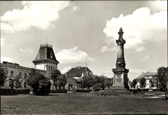 Postcard Putbus on the island of Rügen, market square with monument, buildings in the background, trees