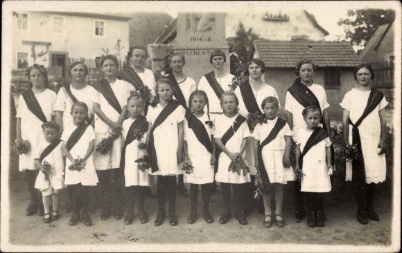 Foto Ak Aschbach Schlüsselfeld im Steigerwald Oberfranken, Gruppenportrait am Denkmal