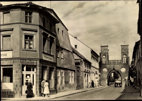 Ak Altentreptow in Mecklenburg Vorpommern, Demminer Strasse, poort
