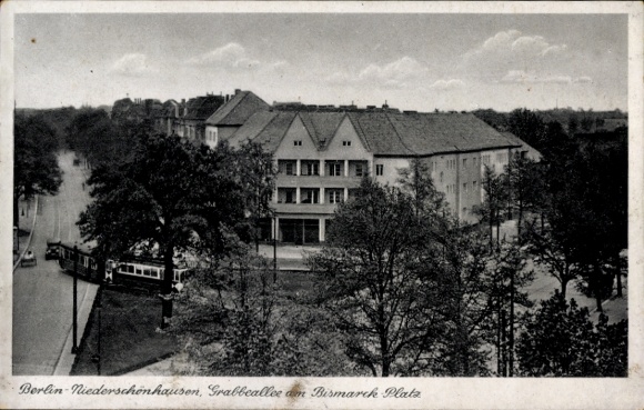 Postcard Berlin Pankow Niederschönhausen, Grabbeallee at Bismarckplatz, tram