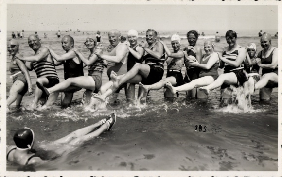 Photo Postcard Bathers in swimwear during the polonaise in the water