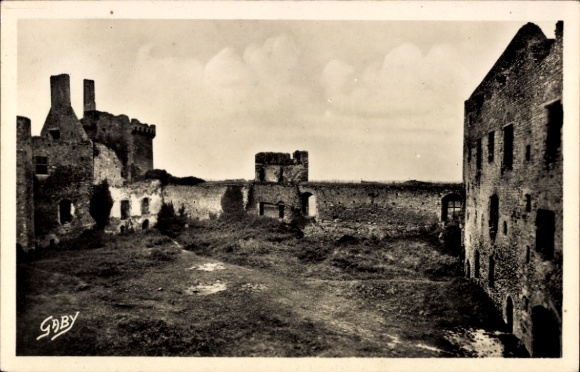 CPA Sarzeau Morbihan, Château de Suscinio, wnętrze Cour