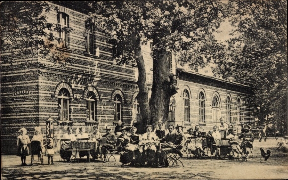 Postcard Havelberg in Saxony-Anhalt, Schützenhaus, owner Hans Wendt, guests in the garden