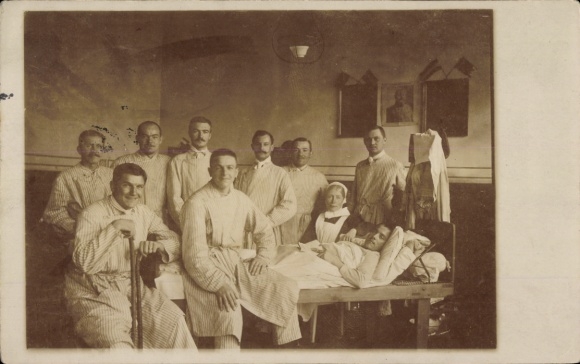 Postcard Naumburg an der Saale, group photo of injured soldiers in the hospital, support staff