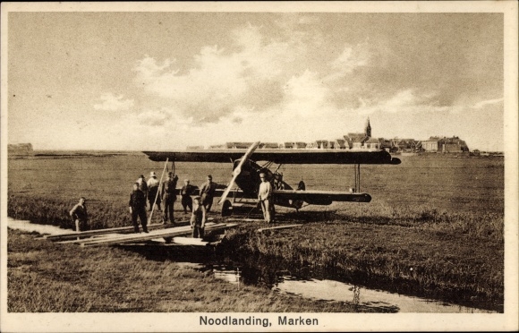 Postcard Marken North Holland, Noodlanding, emergency landing on a meadow