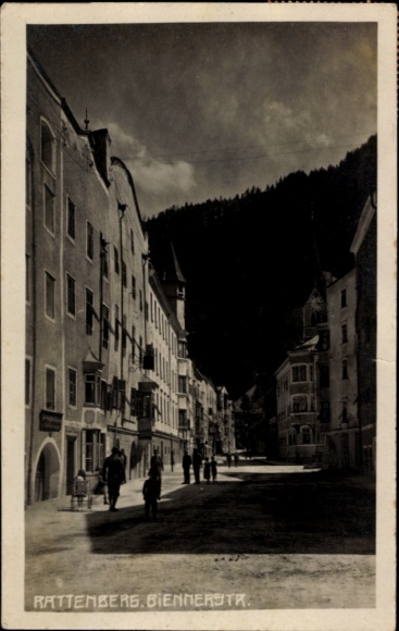 Ak Rattenberg in Niederbayern, Historische Straße, altmodische Architektur, Menschen auf der Stra