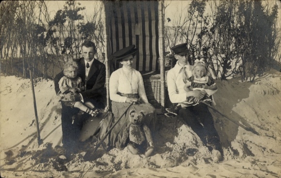 Photo Postcard Wangerooge, bathers on the beach, family, beach chair, teddy bear, photographer H. Schröder
