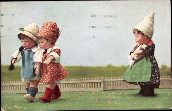 Ak Käthe Kruse-poppen, marcheer naar voren