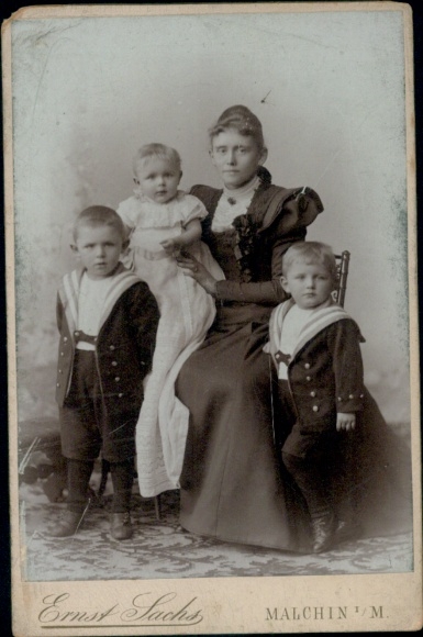 Kabinett Foto Malchin in Mecklenburg Vorpommern, Frau mit drei Kindern, Familienfoto