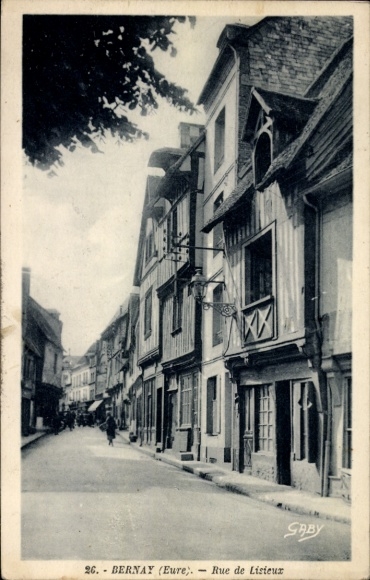 Ak Bernay Eure, Straße Rue de Lisieux, Fachwerkhäuser,  Architektur, Radfahrer