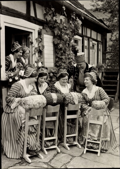 Postcard Erzgebirge, Klippelsteig, historical costumes from the 18th century, Ore Mountains Ensemble Aue