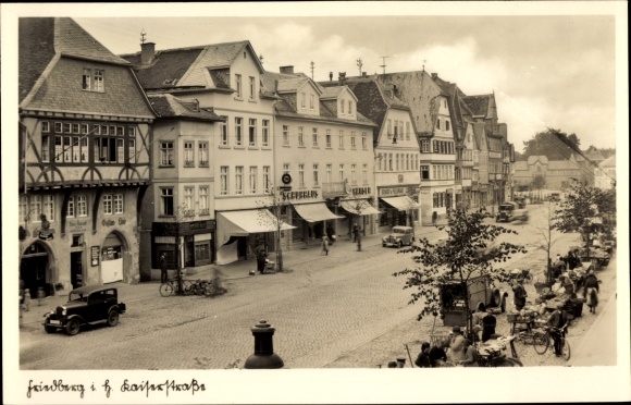 Postcard Friedberg in the Wetterau district of Hesse, view of the Kaiserstrasse, cars, shoe store, Gustav Lind