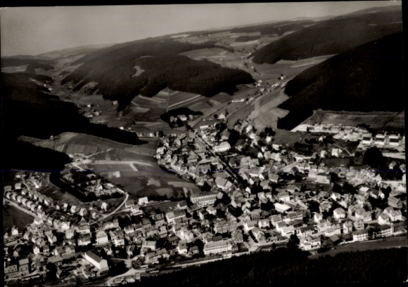 Ak Furtwangen im Schwarzwald, Luftaufnahme von  Schwarzwald, Wohngebäude, Felder