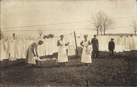 Photo Postcard Women hanging laundry, bed linen