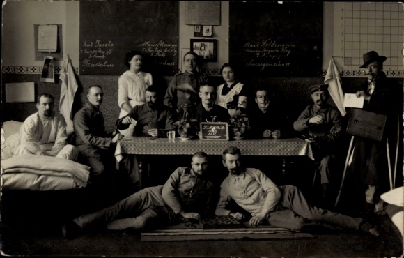 Foto Ak Deutsche Soldaten in Uniform im Lazarett, Stube, Gruppenbild mit Krankenschwestern