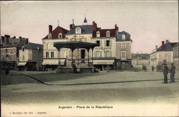 Postcard Argenton sur Creuse Indre, square with fountain, buildings, numerous people, city view