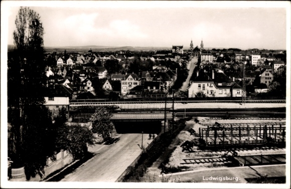 Ak Ludwigsburg in Württemberg, Stadtansicht  Häuser, Straße, Brücke, klarer Himmel