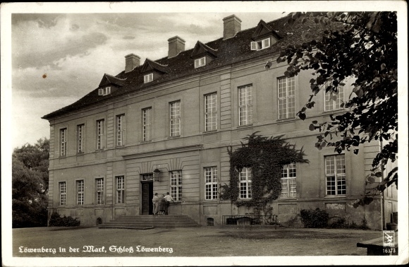Postcard Löwenberg in der Mark, castle, front view and entrance area