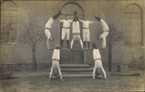 Foto Ak Turner in einer Menschenpyramide