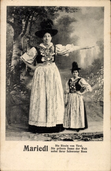 Postcard Mariedl, the giantess of Tyrol, tallest lady in the world with her sister Rosa