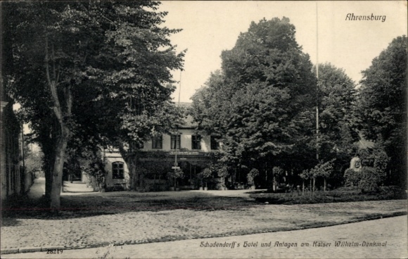 Ak Ahrensburg in Holstein, Schadendorff's Hotel, Anlagen, Denkmal