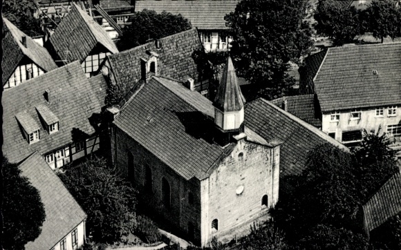 Ak Tecklenburg am Teutoburger Wald Westfalen, Luftaufnahme einer Kirche, umgeben von n Gebäuden, 