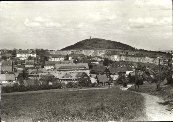 Ak Altenberg im Erzgebirge, Schöne Aussicht auf Altenberg, Hügel im Hintergrund,  Gebäude