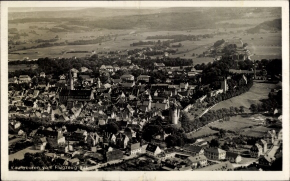 KP Kaufbeuren nad rzeką Wertach w Szwabii, widok z lotu ptaka na budynek, zielony krajobraz