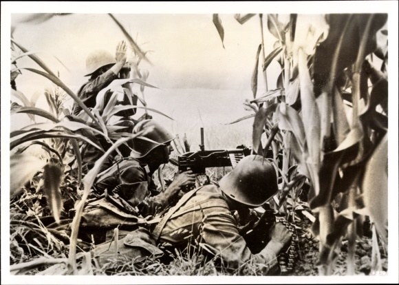 Photo Heinrich Hoffmann, Romanian soldiers at the MG gun in firing position, Sept. 1942