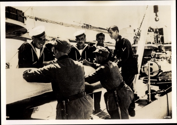 Foto Heinrich Hoffmann, Deutsche Gebirgsjäger, Italienische Marinesoldaten, Kameradschaft, 1941