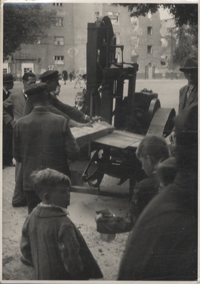 Original Fotos Berlin Tempelhof, Sägemaschine auf dem Attilla-Platz, um 1945/46, ca. 12x17 cm