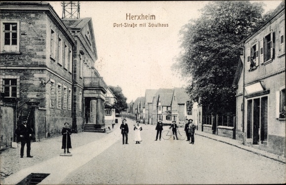 Ak Herxheim bei Landau in der Pfalz, Dorfstraße mit Schulhaus