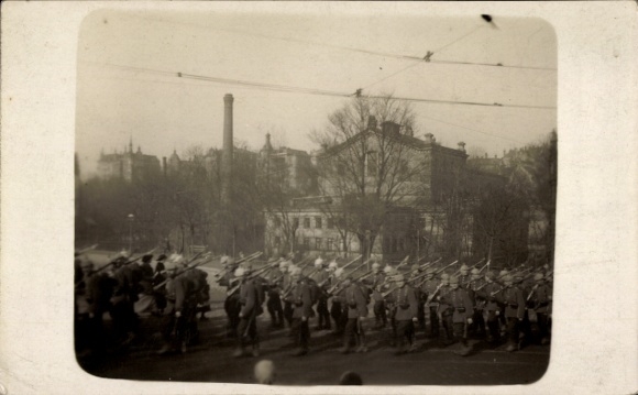 Photo Postcard Plauen in Vogtland, soldiers marching out