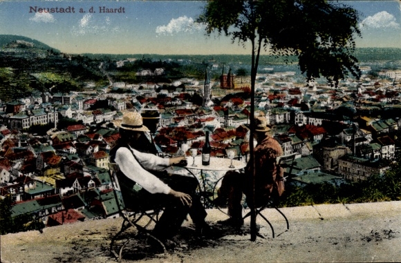 Ak Neustadt an der Haardt Neustadt an der Weinstraße , Blick über Neustadt, zwei Männer am Tis...