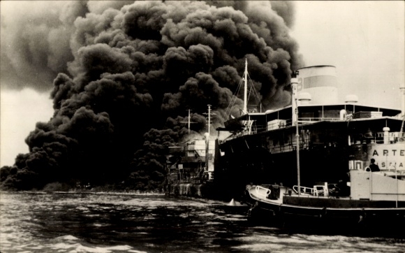 Postcard Hoek van Holland, De brandende Noorse tanker Artimis, June 7, 1958