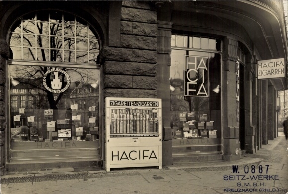 Photo HACIFA cigarette machine