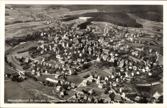 Ak Oberkirnach St. Georgen im Schwarzwald, Luftaufnahme von  Schwarzwald, 900 m ü. M., viele Häus
