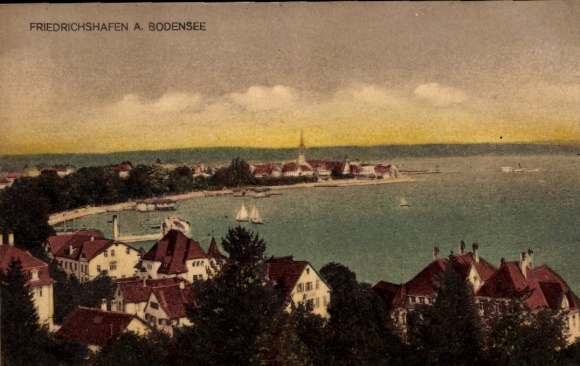 Ak Friedrichshafen am Bodensee, Friedrichshafen am Bodensee, Segelboote, Uferpromenade, Häuser mi