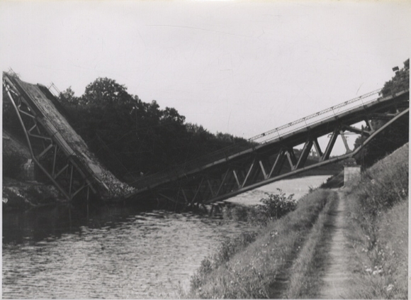 Original Fotos Berlin Tempelhof, zerstörte Techow-Brücke, um 1945/46, ca. 12 x 17 cm