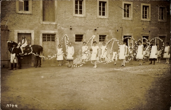 Foto Ak Lichtenberg im Erzgebirge, Kinder, Mädchen mit Blumenkränzen, Gruppenbild