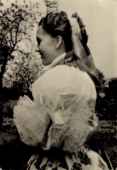 Postcard Moravian Slovakia, Young woman in traditional costume