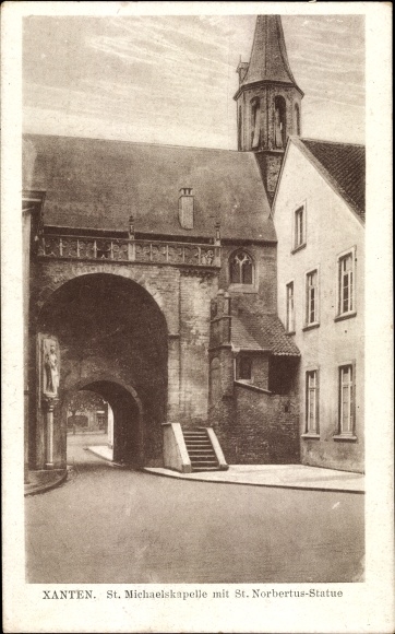 Postcard Xanten am Niederrhein, St. Michaelis chapel with. St Norbert statue