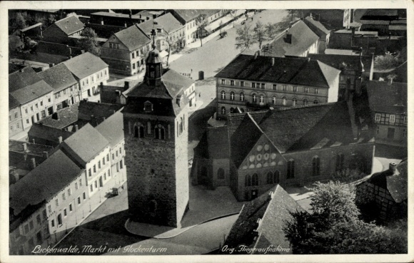 Ak Luckenwalde in Brandenburg,  Markt mit Glockenturm, Schwarz-Weiß-Foto