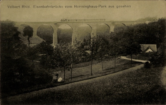 Ak Velbert im Rheinland, Eisenbahnbrücke vom Herminghaus-Park aus gesehen