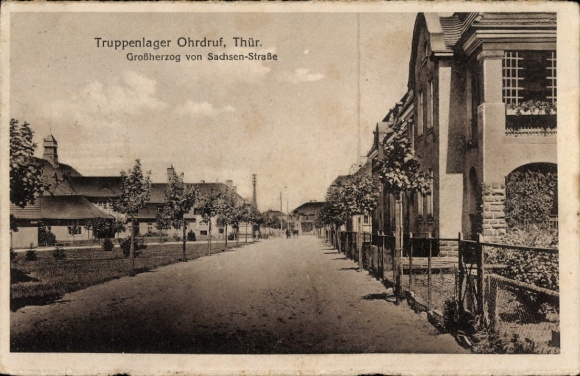 Ak Ohrdruf in Thüringen, Truppenlager  Thür., Großherzog von Sachsen-Straße, Straße mit Bäumen un