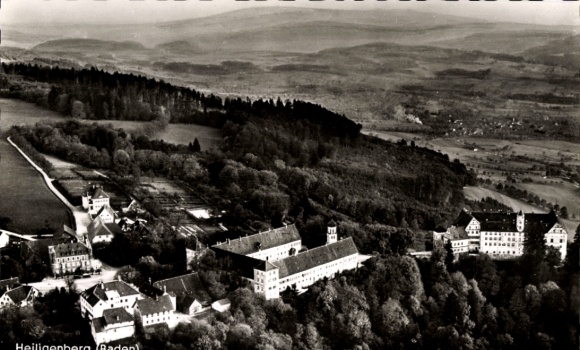 Ak Heiligenberg in Baden, Luftaufnahme von Heiligenberg, Landschaft,  Gebäude
