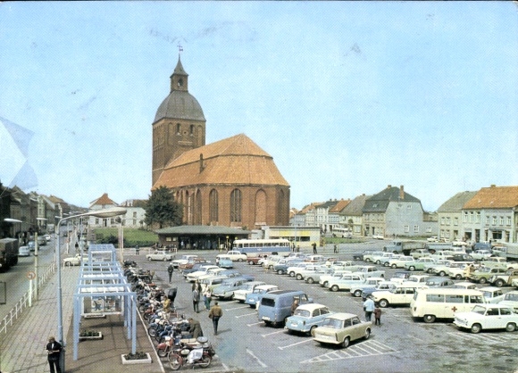Ak Ribnitz Damgarten in Mecklenburg Vorpommern, Karl Marx Platz, parkeerplaats, kerk