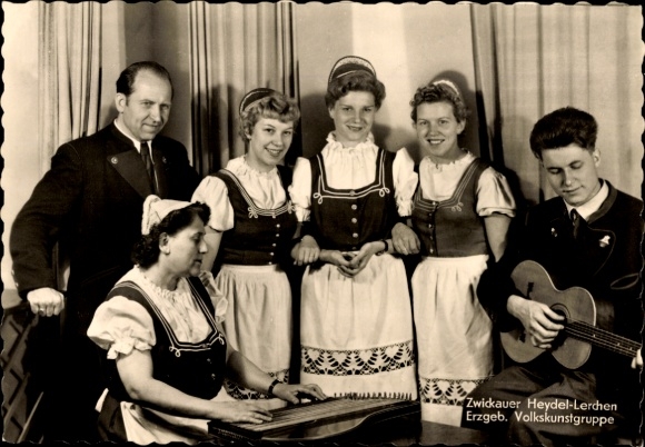 Ak Zwickauer Heydel-Lerchen, Erzgebirgische Volkskunstgruppe, Trachten, Zither