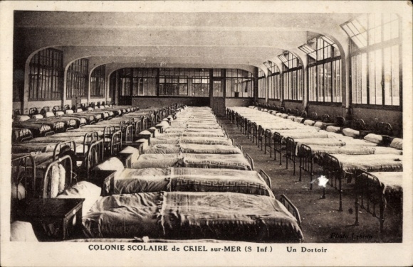 Ak Criel-sur-Mer Seine Maritime, schoolkolonie, slaapzaal